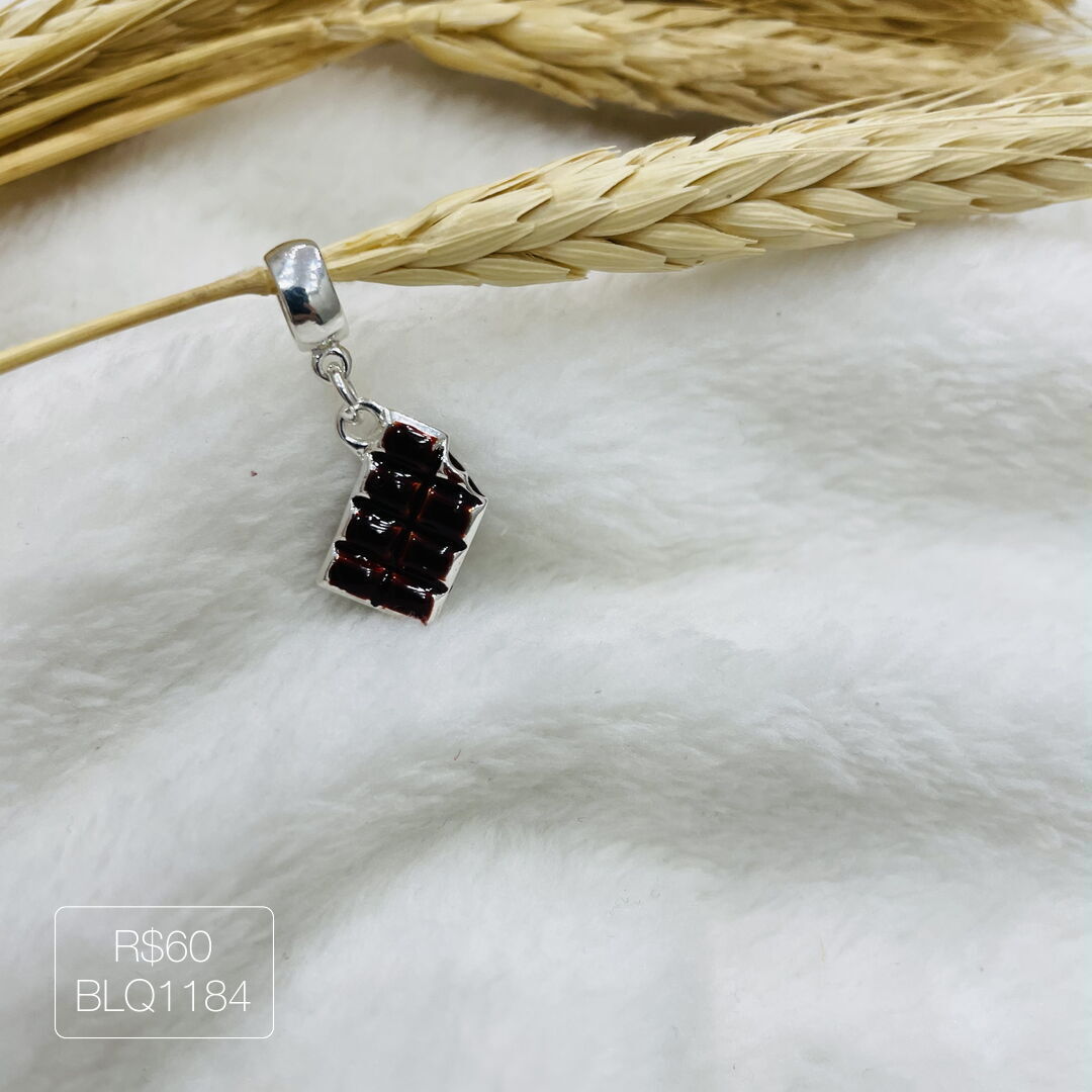 Berloque Chocolate Pendurado Esmaltado Prateado